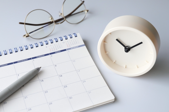 カレンダーと時計と眼鏡