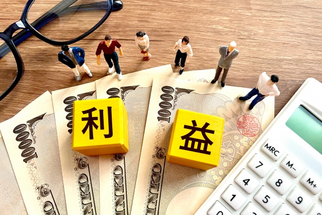 利益と書かれたブロック