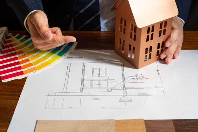 住宅模型と設計図を使った打ち合わせ風景