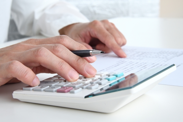 手元で計算する人