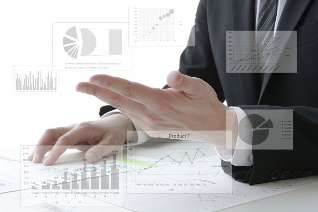 データ分析を説明するビジネスシーン