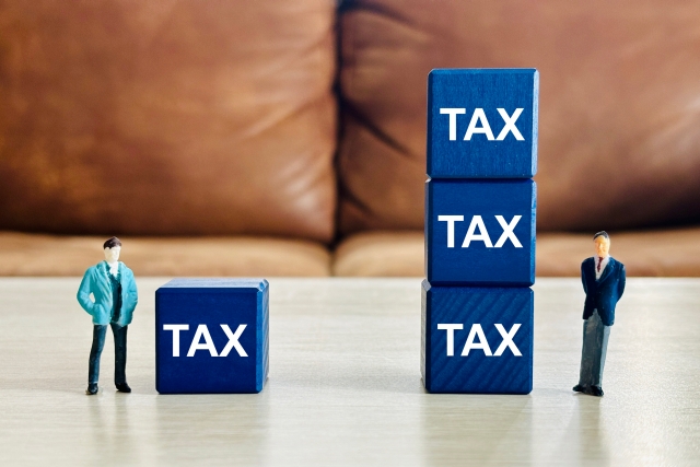 税金負担が異なる2人の男性の模型