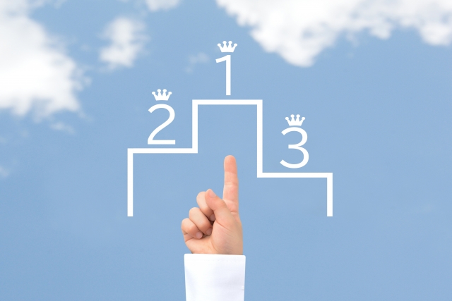 順位を示す表彰台と指差しのイメージ