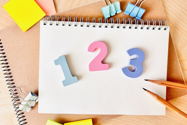 123と書かれた用紙