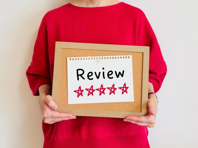 Reviewと星評価のボードを持つ人物