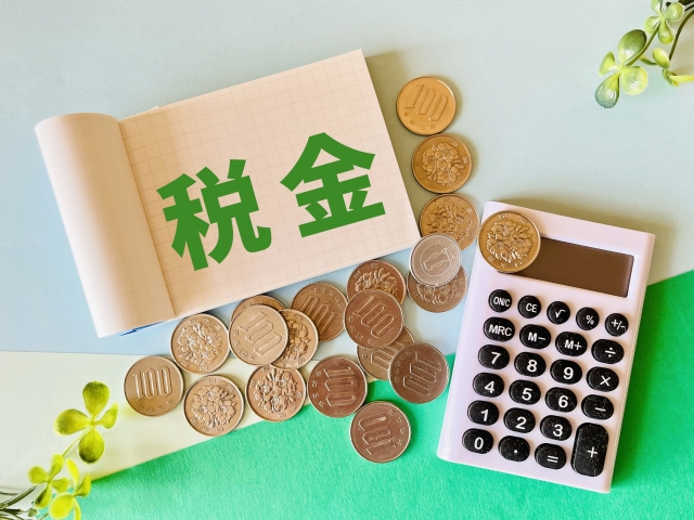 税金と書かれたノート、計算機