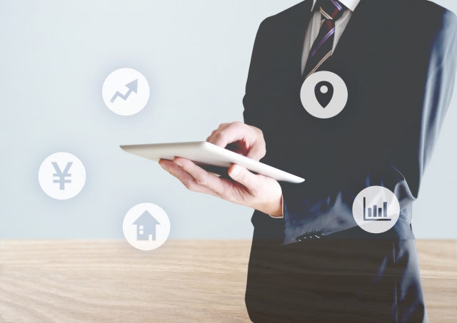 オンラインでシミュレーションする男性