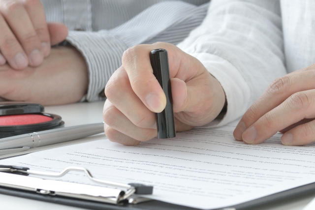 書類に押印している手元のイメージ