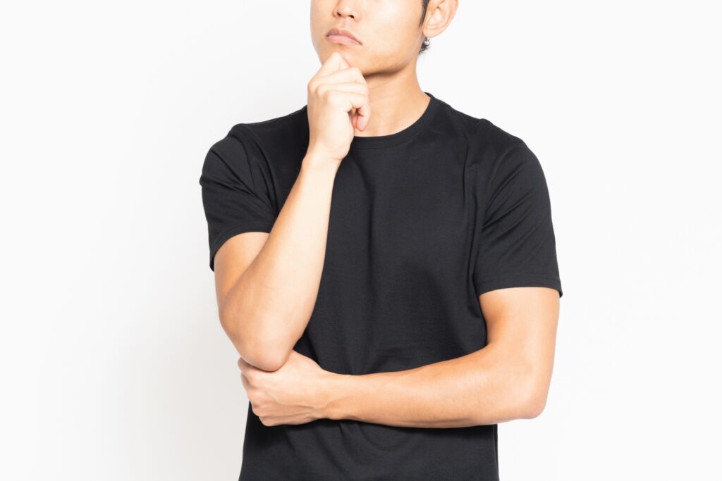 悩んでいる男性のイメージ